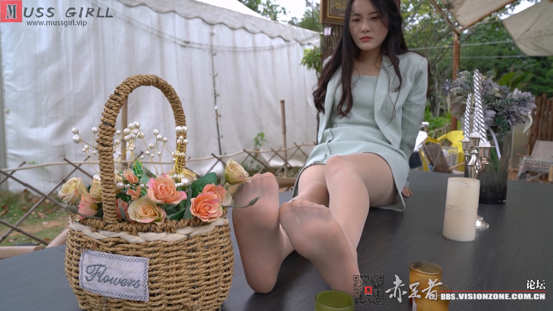 [MussGirl]慕丝女郎视频 No.026 国画老师婉萍女神着OL职业装公园秀足 [MP4-2.61GB]